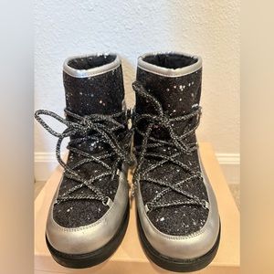 G by Guess! silver black sparkly metallic fur lined moon boots. Women’s size 11